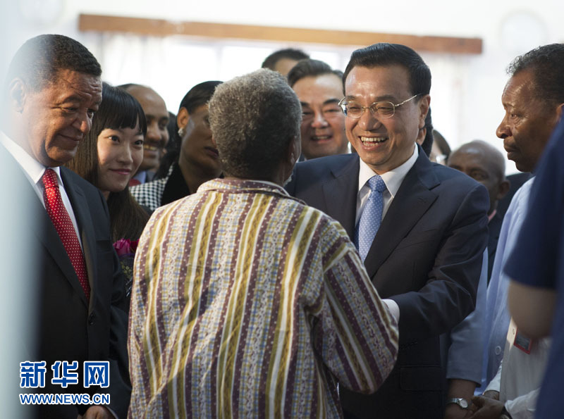 5月6日，中國國務(wù)院總理李克強與埃塞俄比亞總統(tǒng)穆拉圖一同來到亞的斯亞貝巴阿勒塔醫(yī)院，看望受益于中國免費白內(nèi)障手術(shù)&ldquo;光明行&rdquo;活動的埃塞俄比亞患者。新華社記者 謝環(huán)馳 攝 
