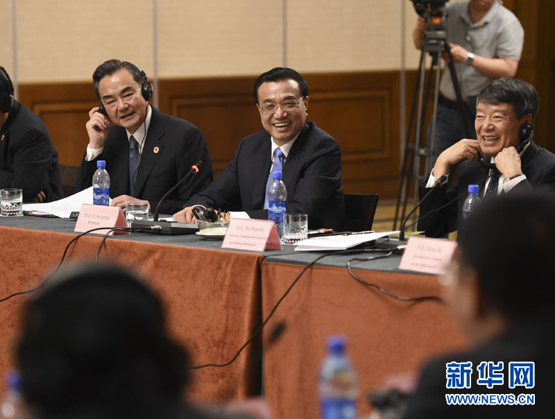  5月6日，國務(wù)院總理李克強(qiáng)在埃塞俄比亞首都亞的斯亞貝巴出席中非經(jīng)貿(mào)人文座談會(huì)。 新華社記者 李學(xué)仁 攝 