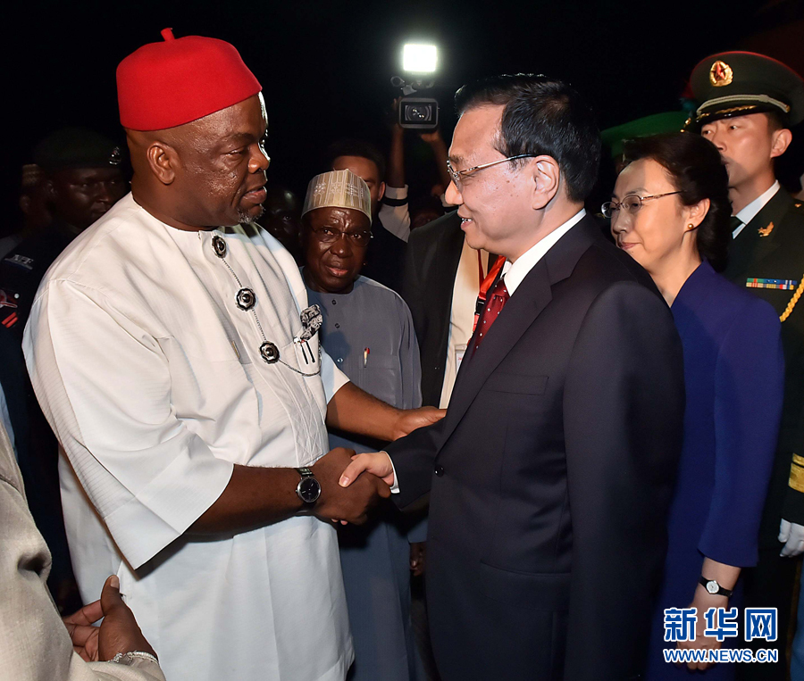     5月6日，應(yīng)尼日利亞總統(tǒng)喬納森邀請(qǐng)，國(guó)務(wù)院總理李克強(qiáng)乘專(zhuān)機(jī)抵達(dá)阿布賈國(guó)際機(jī)場(chǎng)，開(kāi)始對(duì)尼日利亞進(jìn)行正式訪問(wèn)。李克強(qiáng)總理夫人程虹同機(jī)抵達(dá)。新華社記者 李濤 攝 
