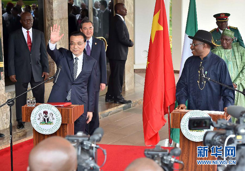 5月7日，中國國務(wù)院總理李克強(qiáng)在阿布賈與尼日利亞總統(tǒng)喬納森會談后共同會見記者，并回答記者提問。 新華社記者李濤攝 