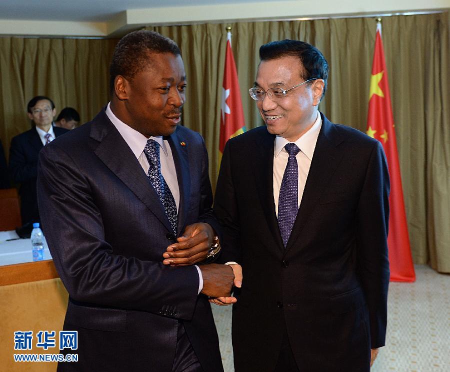 5月7日，正在尼日利亞訪問的中國國務院總理李克強在阿布賈會見出席第24屆世界經濟論壇非洲峰會全會的多哥總統(tǒng)福雷。 新華社記者 李濤 攝 
