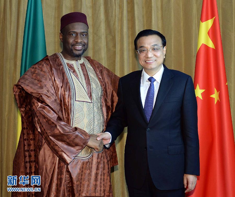 5月7日，正在尼日利亞訪問的國務院總理李克強在阿布賈會見出席第24屆世界經濟論壇非洲峰會全會的馬里總理馬拉。 新華社記者 李濤 攝 