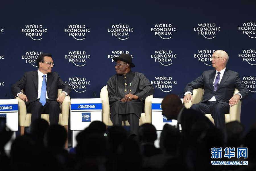 5月8日，中國(guó)國(guó)務(wù)院總理李克強(qiáng)在阿布賈出席第24屆世界經(jīng)濟(jì)論壇非洲峰會(huì)全會(huì)，發(fā)表題為《共同推動(dòng)非洲發(fā)展邁上新臺(tái)階》的特別致辭。新華社記者 李學(xué)仁 攝 