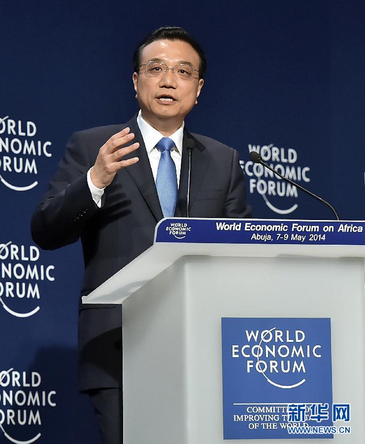 5月8日，國務(wù)院總理李克強在阿布賈出席第24屆世界經(jīng)濟論壇非洲峰會全會，發(fā)表題為《共同推動非洲發(fā)展邁上新臺階》的特別致辭。 新華社記者李濤 攝 