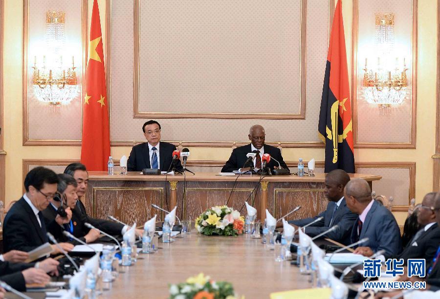 5月9日，中國(guó)國(guó)務(wù)院總理李克強(qiáng)在安哥拉總統(tǒng)府同安總統(tǒng)多斯桑托斯舉行會(huì)談。 新華社記者李濤攝