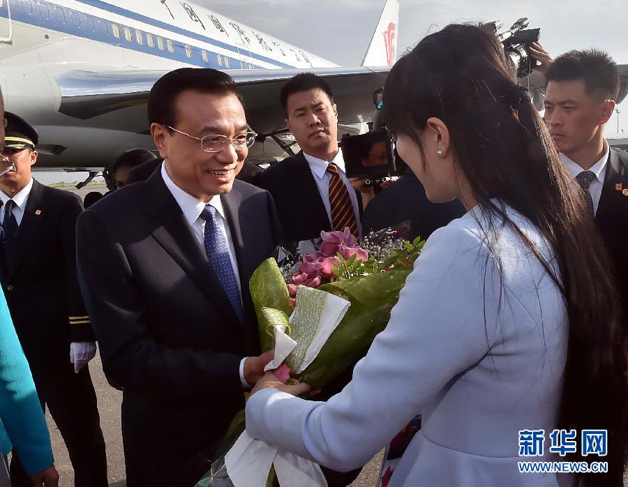 5月8日，應(yīng)安哥拉總統(tǒng)多斯桑托斯邀請(qǐng)，中國(guó)國(guó)務(wù)院總理李克強(qiáng)乘專機(jī)抵達(dá)羅安達(dá)二月四日國(guó)際機(jī)場(chǎng)，開(kāi)始對(duì)安哥拉進(jìn)行正式訪問(wèn)。 新華社記者李濤 攝 