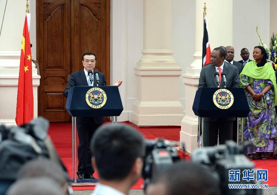 5月10日，中國國務(wù)院總理李克強在肯尼亞國家宮與肯總統(tǒng)肯雅塔舉行會談后共同會見記者。 新華社記者 李濤 攝 