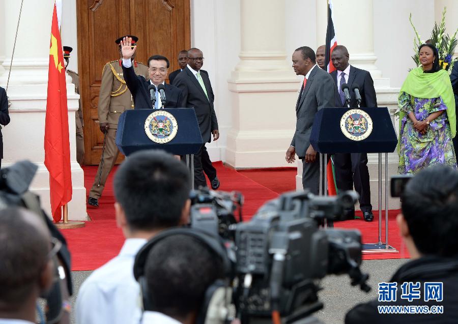 5月10日，中國國務(wù)院總理李克強在肯尼亞國家宮與肯總統(tǒng)肯雅塔舉行會談后共同會見記者。 新華社記者 李濤 攝 