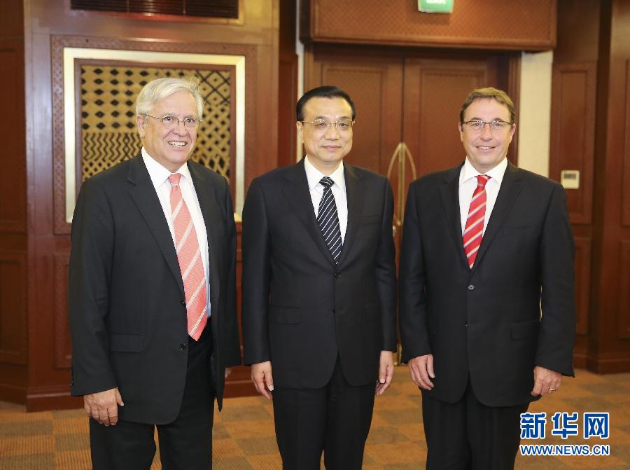 5月10日，國(guó)務(wù)院總理李克強(qiáng)在內(nèi)羅畢會(huì)見聯(lián)合國(guó)環(huán)境規(guī)劃署執(zhí)行主任施泰納（右）和聯(lián)合國(guó)人居署執(zhí)行主任克洛斯。 新華社記者 丁林 攝 