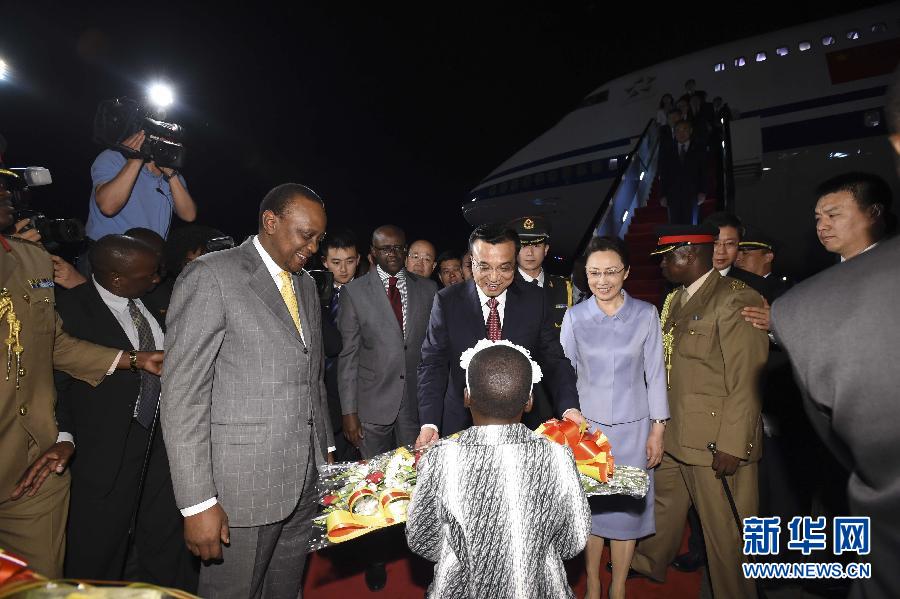 5月9日，應(yīng)肯尼亞總統(tǒng)肯雅塔邀請，中國國務(wù)院總理李克強(qiáng)乘專機(jī)抵達(dá)內(nèi)羅畢肯雅塔國際機(jī)場，開始對肯尼亞進(jìn)行正式訪問。李克強(qiáng)總理夫人程虹同機(jī)抵達(dá)?？夏醽喛偨y(tǒng)肯雅塔和副總統(tǒng)魯托率肯政府高級官員到機(jī)場迎接。這是肯尼亞兒童向李克強(qiáng)夫婦獻(xiàn)上鮮花。新華社記者李學(xué)仁攝 