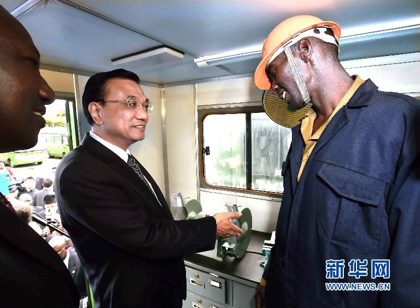 5月11日，國務(wù)院總理李克強參觀肯尼亞國家青年服務(wù)隊。這是李克強與服務(wù)隊隊員親切交談。 新華社記者 李濤 攝