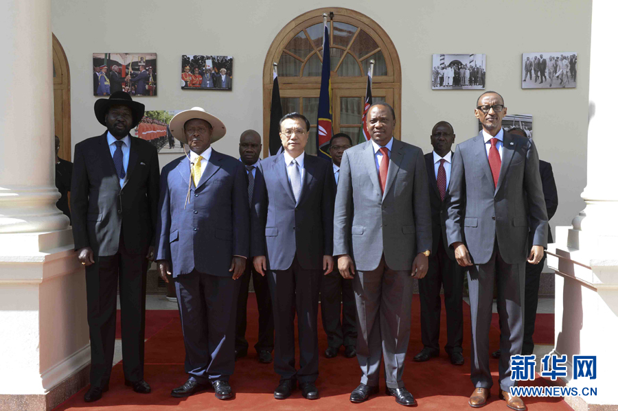 這是李克強在簽字儀式后參加集體合影。新華社記者李學(xué)仁攝