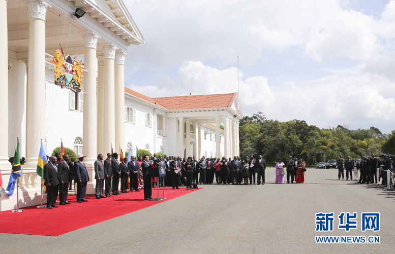 5月11日，中國國務院總理李克強在內(nèi)羅畢國家宮與肯尼亞總統(tǒng)肯雅塔共同會見記者，介紹中非合作建設肯尼亞蒙巴薩－內(nèi)羅畢鐵路情況。烏干達總統(tǒng)穆塞韋尼、盧旺達總統(tǒng)卡加梅、南蘇丹總統(tǒng)基爾等東非地區(qū)國家領導人參加。新華社記者丁林攝