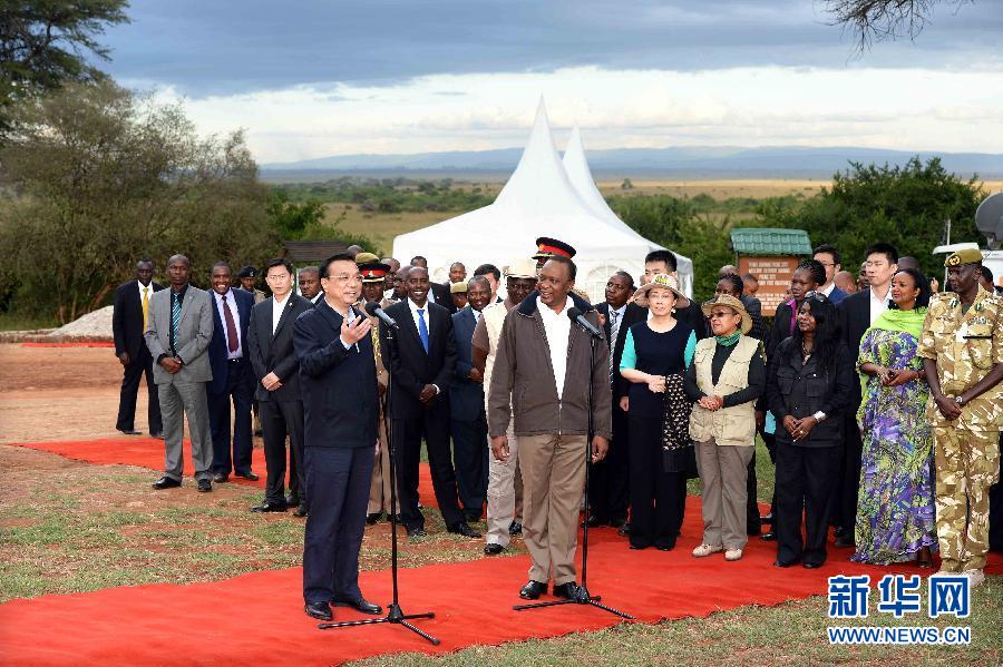 5月10日，國務院總理李克強與肯尼亞總統(tǒng)肯雅塔共同參觀肯尼亞內(nèi)羅畢國家公園焚燒象牙紀念地，并對中外記者發(fā)表講話?？夏醽喐笨偨y(tǒng)魯托陪同參觀。新華社記者 李濤 攝 