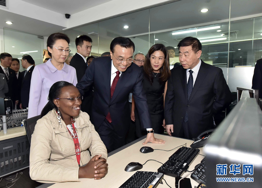 5月11日，中國國務(wù)院總理李克強(qiáng)在肯尼亞首都內(nèi)羅畢看望并慰問中央電視臺(tái)非洲分臺(tái)員工。 新華社記者 李濤 攝 