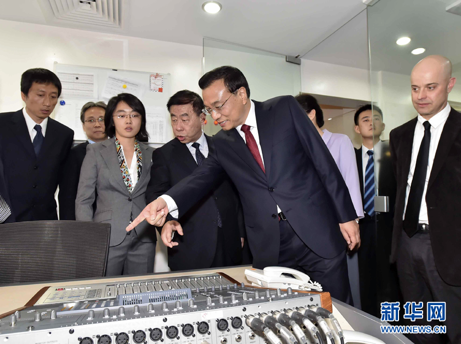 5月11日，中國國務(wù)院總理李克強(qiáng)在肯尼亞首都內(nèi)羅畢看望并慰問中央電視臺(tái)非洲分臺(tái)員工。 新華社記者 李濤 攝 