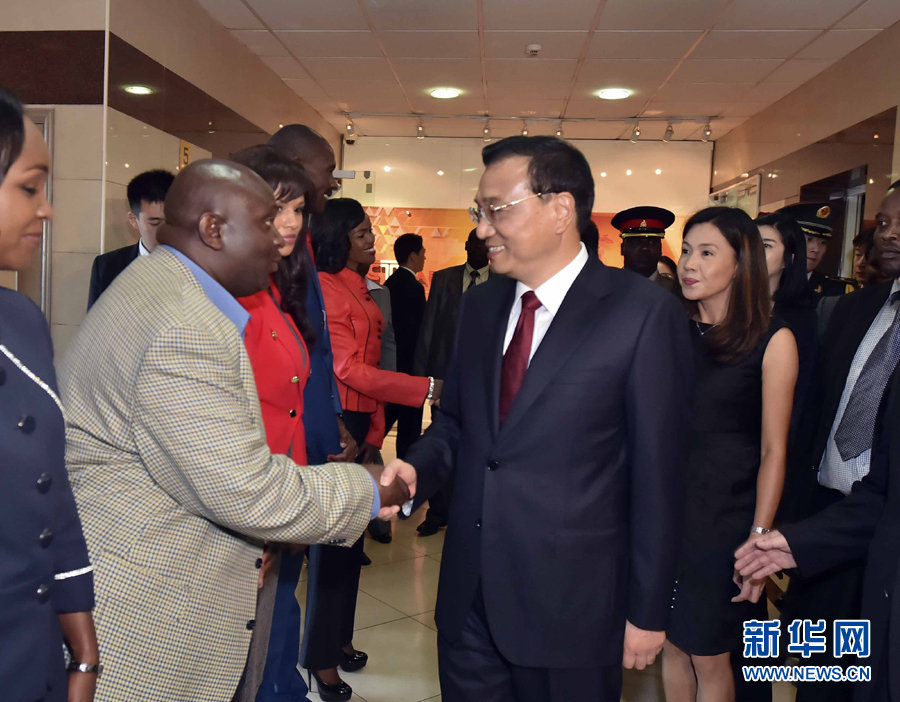 5月11日，中國國務(wù)院總理李克強(qiáng)在肯尼亞首都內(nèi)羅畢看望并慰問中央電視臺(tái)非洲分臺(tái)員工。 新華社記者 李濤 攝 