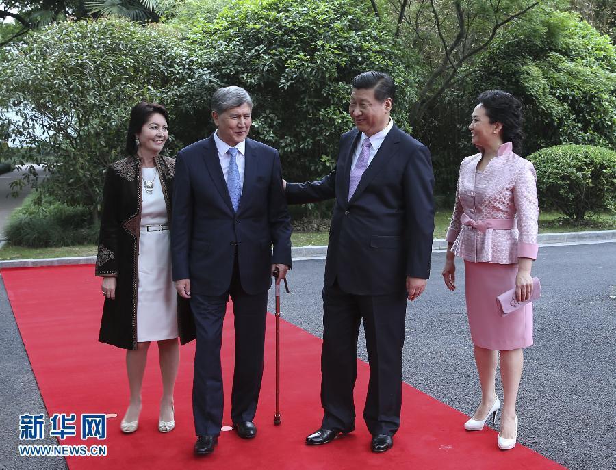 會(huì)談前，習(xí)近平在上海西郊會(huì)議中心廣場(chǎng)為阿坦巴耶夫舉行歡迎儀式。新華社記者 蘭紅光 攝 