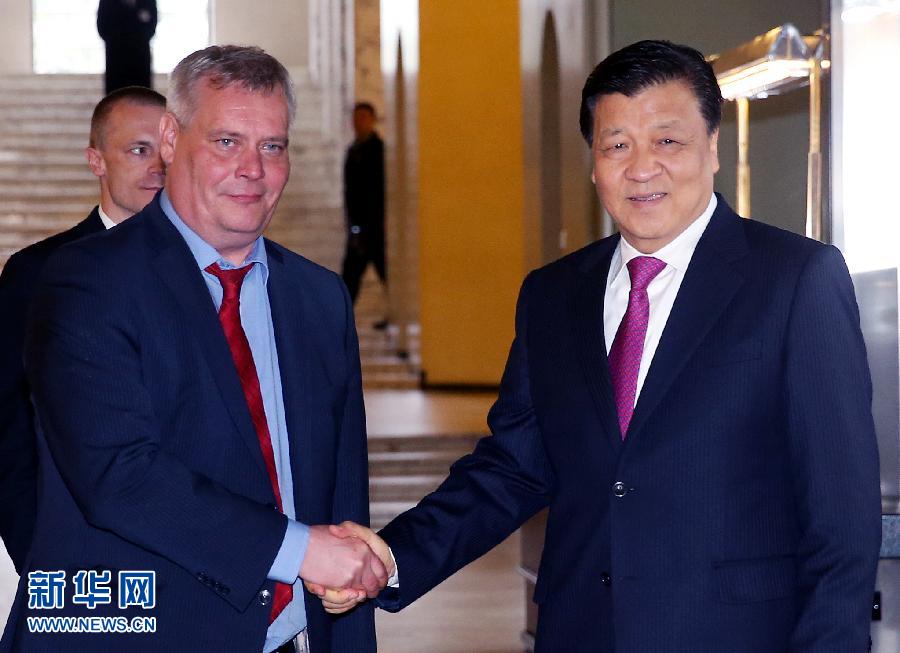 6月13日，中共中央政治局常委、中央書記處書記劉云山在赫爾辛基會(huì)見芬蘭社民黨主席、財(cái)政部長(zhǎng)林內(nèi)。 新華社記者姚大偉攝