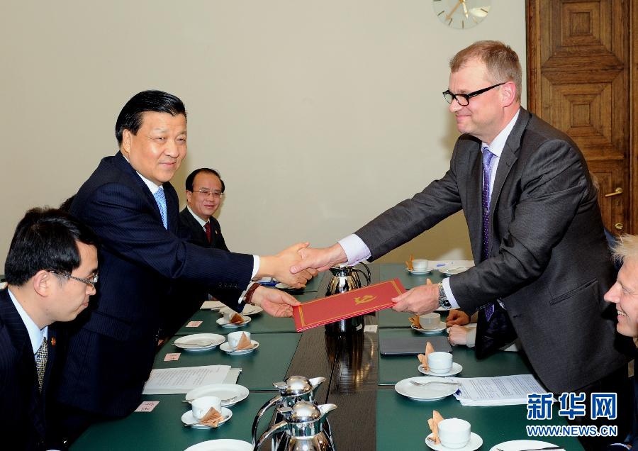 6月12日，中共中央政治局常委、中央書記處書記劉云山在赫爾辛基會(huì)見芬蘭中間黨主席西皮萊。 新華社記者饒愛民攝