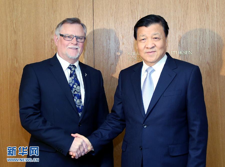 6月14日，中共中央政治局常委、中央書記處書記劉云山在芬蘭羅瓦涅米會(huì)見羅瓦涅米市長(zhǎng)羅特沃寧。 新華社記者姚大偉攝