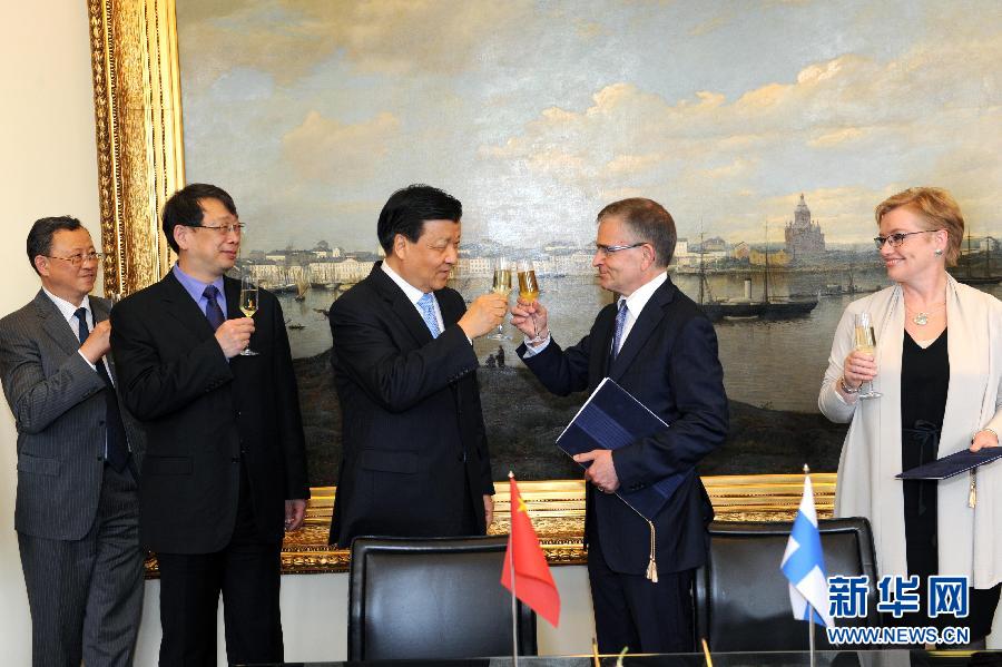 6月13日，中共中央政治局常委、中央書記處書記劉云山在赫爾辛基與赫爾辛基市長(zhǎng)帕尤寧共同出席中芬有關(guān)文化藝術(shù)合作及交流活動(dòng)的諒解備忘錄簽字儀式。新華社記者饒愛民攝 