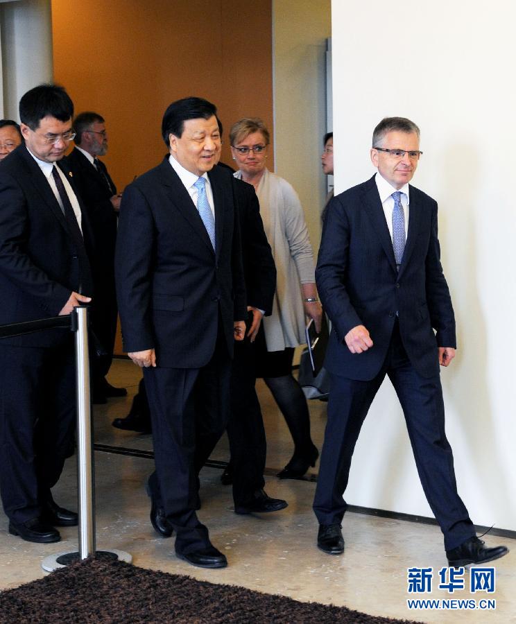 6月13日，中共中央政治局常委、中央書記處書記劉云山在赫爾辛基與赫爾辛基市長帕尤寧共同出席中芬有關(guān)文化藝術(shù)合作及交流活動的諒解備忘錄簽字儀式。新華社記者饒愛民攝