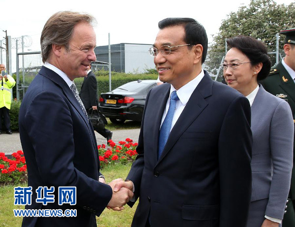 6月16日，應(yīng)英國(guó)首相卡梅倫邀請(qǐng)，國(guó)務(wù)院總理李克強(qiáng)乘專(zhuān)機(jī)抵達(dá)倫敦希思羅機(jī)場(chǎng)，開(kāi)始對(duì)英國(guó)進(jìn)行正式訪問(wèn)。李克強(qiáng)總理夫人程虹同機(jī)抵達(dá)。這是英國(guó)政府高級(jí)官員到機(jī)場(chǎng)迎接李克強(qiáng)總理和夫人。新華社記者 龐興雷 攝