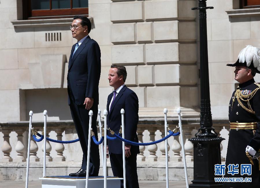 6月17日，中國(guó)國(guó)務(wù)院總理李克強(qiáng)在倫敦唐寧街10號(hào)首相府同英國(guó)首相卡梅倫舉行中英總理年度會(huì)晤。這是會(huì)晤前，卡梅倫為李克強(qiáng)舉行隆重的歡迎儀式。新華社記者 龐興雷 攝 
