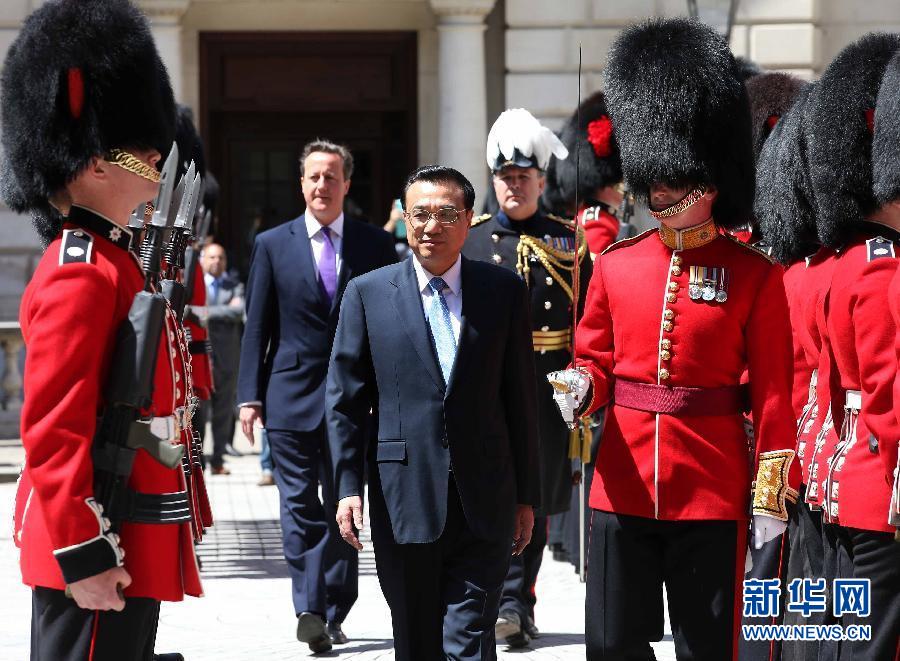 6月17日，國(guó)務(wù)院總理李克強(qiáng)在倫敦唐寧街10號(hào)首相府同英國(guó)首相卡梅倫舉行中英總理年度會(huì)晤。這是會(huì)晤前，卡梅倫為李克強(qiáng)舉行隆重的歡迎儀式。新華社記者 龐興雷 攝
