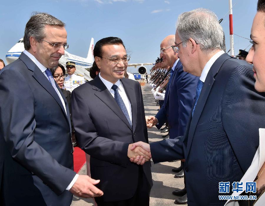 6月19日，國務(wù)院總理李克強(qiáng)乘專機(jī)抵達(dá)雅典國際機(jī)場，開始對希臘進(jìn)行正式訪問。希臘總理薩馬拉斯在機(jī)場為李克強(qiáng)舉行隆重的歡迎儀式。新華社記者 李濤 攝