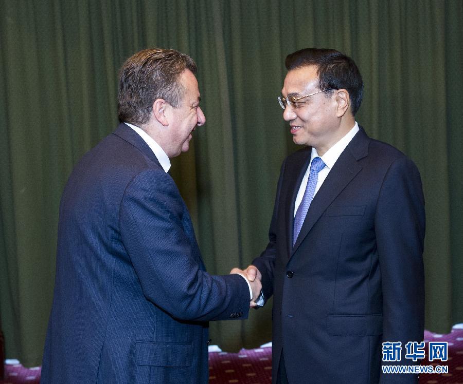 6月21日，國務院總理李克強在希臘克里特省首府伊拉克利翁會見省長阿爾納烏塔基斯。 新華社記者 王曄 攝 