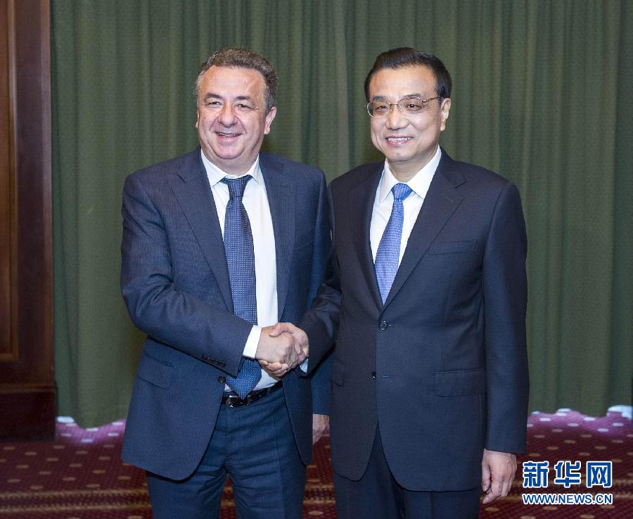 6月21日，國務院總理李克強在希臘克里特省首府伊拉克利翁會見省長阿爾納烏塔基斯。 新華社記者 王曄 攝