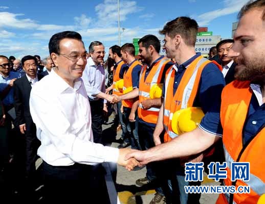 6月20日，國務(wù)院總理李克強與希臘總理薩馬拉斯共同考察中國遠洋運輸集團比雷埃夫斯集裝箱碼頭。這是李克強和薩馬拉斯來到3號碼頭，同碼頭工人親切交流。新華社記者 李濤 攝 