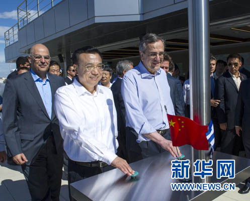 這是李克強與薩馬拉斯共同發(fā)出指令，一列滿載中國貨物的列車緩緩駛出比雷埃夫斯港，開往中東歐目的地。新華社記者 王曄 攝