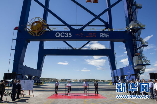 這是李克強和薩馬拉斯在3號碼頭發(fā)表講話。新華社記者 王曄 攝