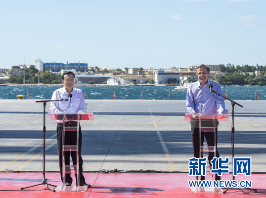 這是李克強和薩馬拉斯在3號碼頭發(fā)表講話。新華社記者 王曄 攝