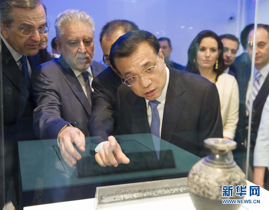 6月21日，國務院總理李克強與希臘總理薩馬拉斯共同出席希臘伊拉克利翁博物館新館開館儀式并發(fā)表講話。這是李克強在參觀博物館展品。新華社記者 黃敬文 攝 