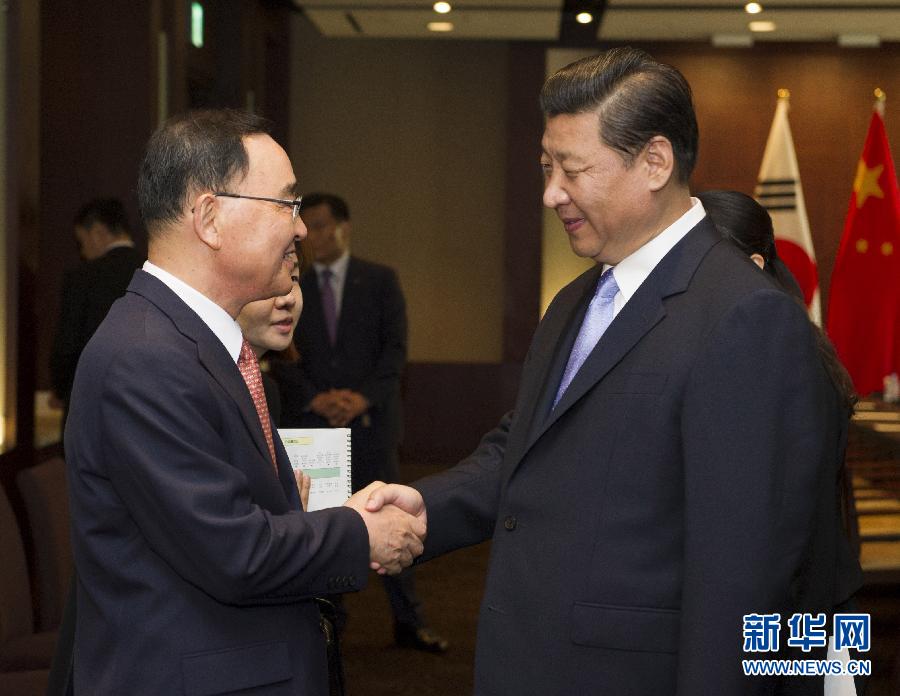 7月4日，國(guó)家主席習(xí)近平在首爾會(huì)見(jiàn)韓國(guó)總理鄭烘原。 新華社記者謝環(huán)馳攝  