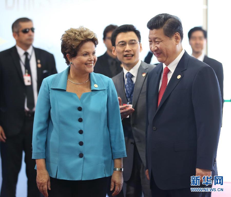 7月15日，國家主席習(xí)近平在巴西福塔萊薩出席金磚國家領(lǐng)導(dǎo)人第六次會晤。這是巴西總統(tǒng)羅塞夫迎接習(xí)近平主席。 新華社記者 蘭紅光 攝 