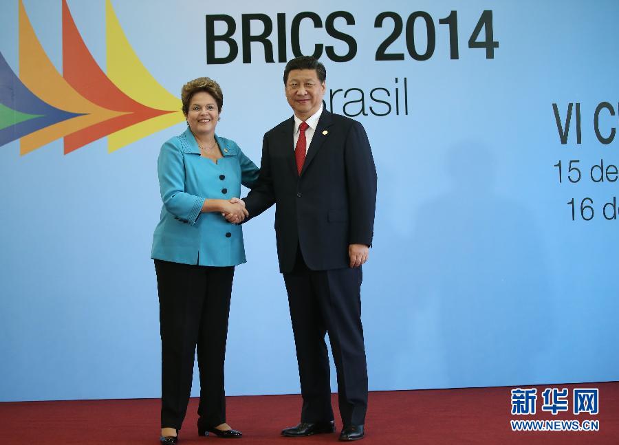 7月15日，國家主席習(xí)近平在巴西福塔萊薩出席金磚國家領(lǐng)導(dǎo)人第六次會晤。這是巴西總統(tǒng)羅塞夫迎接習(xí)近平主席。 新華社記者 蘭紅光 攝 