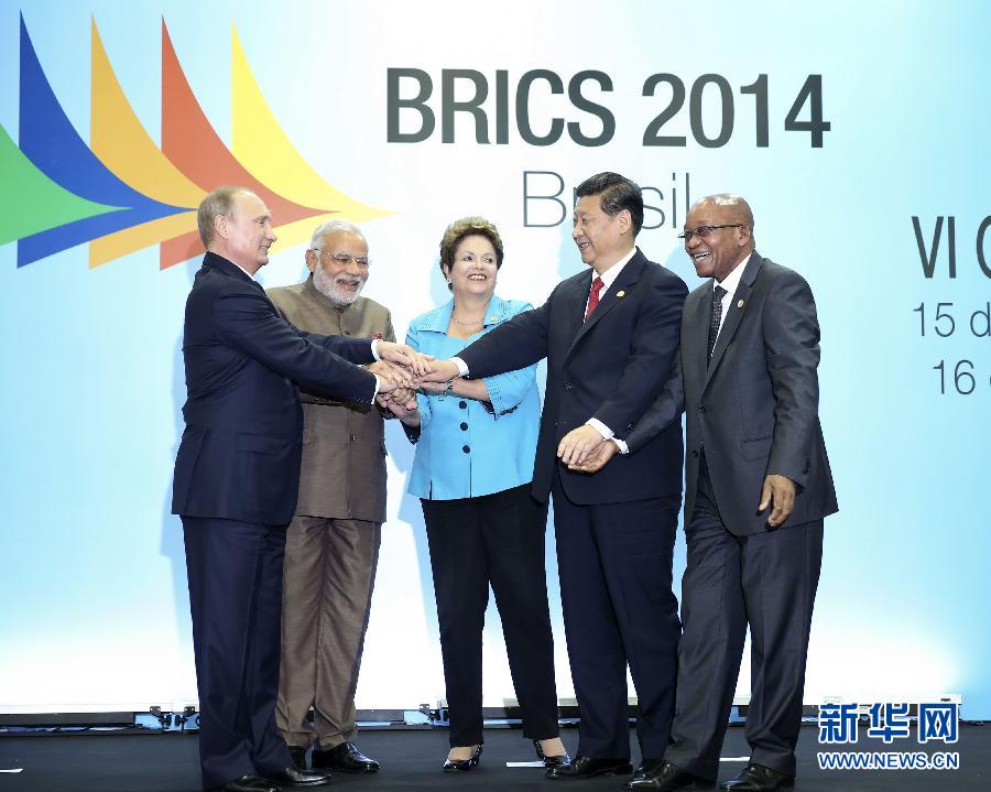 7月15日，國家主席習(xí)近平在巴西福塔萊薩出席金磚國家領(lǐng)導(dǎo)人第六次會晤。這是金磚國家領(lǐng)導(dǎo)人集體合影。 新華社記者蘭紅光攝 