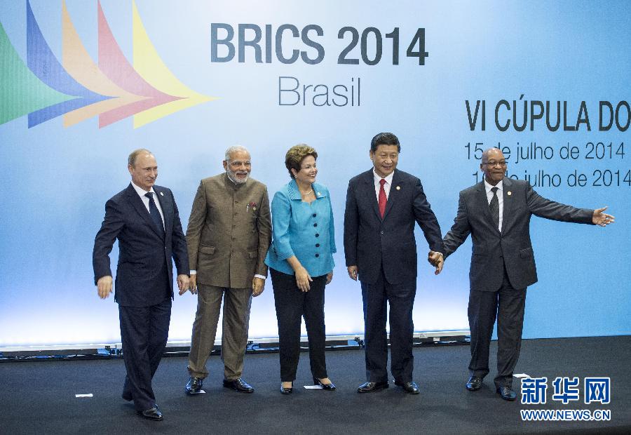7月15日，國家主席習(xí)近平在巴西福塔萊薩出席金磚國家領(lǐng)導(dǎo)人第六次會晤。這是金磚國家領(lǐng)導(dǎo)人集體合影。 新華社記者王曄攝  