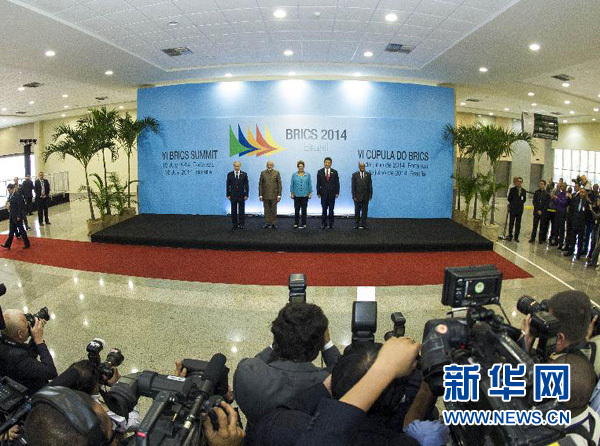 7月15日，國家主席習(xí)近平在巴西福塔萊薩出席金磚國家領(lǐng)導(dǎo)人第六次會晤。這是金磚國家領(lǐng)導(dǎo)人集體合影。 新華社記者王曄攝