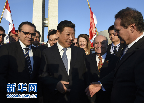 7月16日，國(guó)家主席習(xí)近平在巴西利亞會(huì)見巴西參議長(zhǎng)卡列羅斯（前右）和眾議長(zhǎng)阿爾維斯（前左）。 新華社記者 李學(xué)仁 攝 