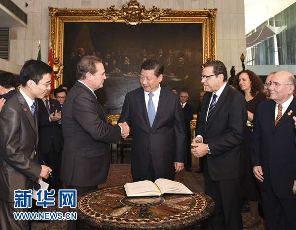 7月16日，國(guó)家主席習(xí)近平在巴西利亞會(huì)見巴西參議長(zhǎng)卡列羅斯（前排左二）和眾議長(zhǎng)阿爾維斯（前排右二）。 新華社記者 李學(xué)仁 攝 