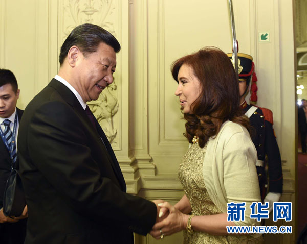 當?shù)貢r間7月18日，國家主席習近平在布宜諾斯艾利斯同阿根廷總統(tǒng)克里斯蒂娜舉行會談。這是會談開始前，克里斯蒂娜在總統(tǒng)府為習近平舉行隆重歡迎儀式。新華社記者 李學仁 攝