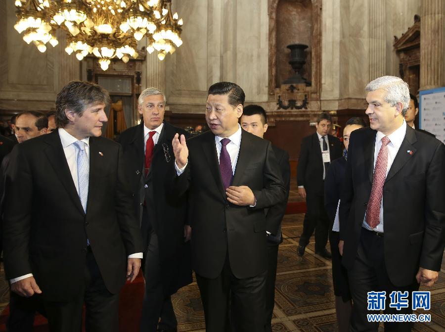 當?shù)貢r間7月19日，國家主席習近平在布宜諾斯艾利斯會見阿根廷副總統(tǒng)兼參議長布杜（前左）和眾議長多明格斯（前右）。 新華社記者丁林攝 