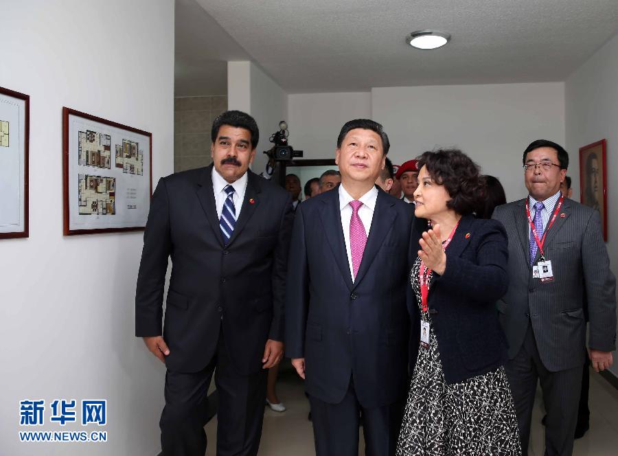 當?shù)貢r間7月21日，國家主席習近平在委內(nèi)瑞拉總統(tǒng)馬杜羅陪同下在加拉加斯參觀蒂烏娜社會住房項目。 新華社記者 蘭紅光 攝