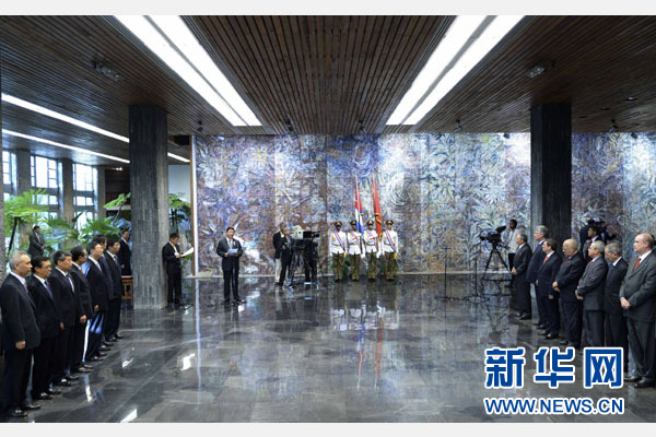 當(dāng)?shù)貢r間7月22日，國家主席習(xí)近平在哈瓦那接受古巴政府授予的&ldquo;何塞&middot;馬蒂&rdquo;勛章。古巴國務(wù)委員會主席兼部長會議主席勞爾&middot;卡斯特羅為習(xí)近平佩戴勛章。新華社記者馬占成攝